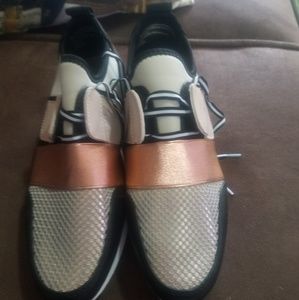 MOSSIMO FASHION SNEAKERS
